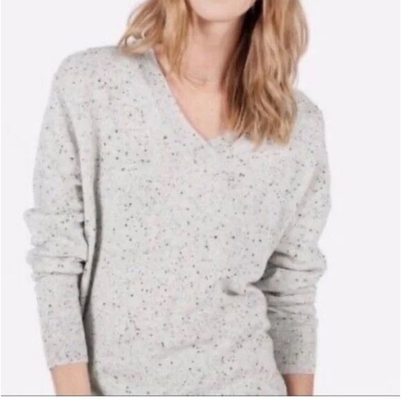 Tahari 💯 2 ply cashmere Womens sweater.Gray with black dots.Highly rated.Cozy